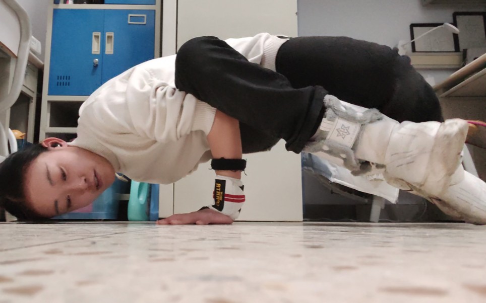 街健女尝试街舞