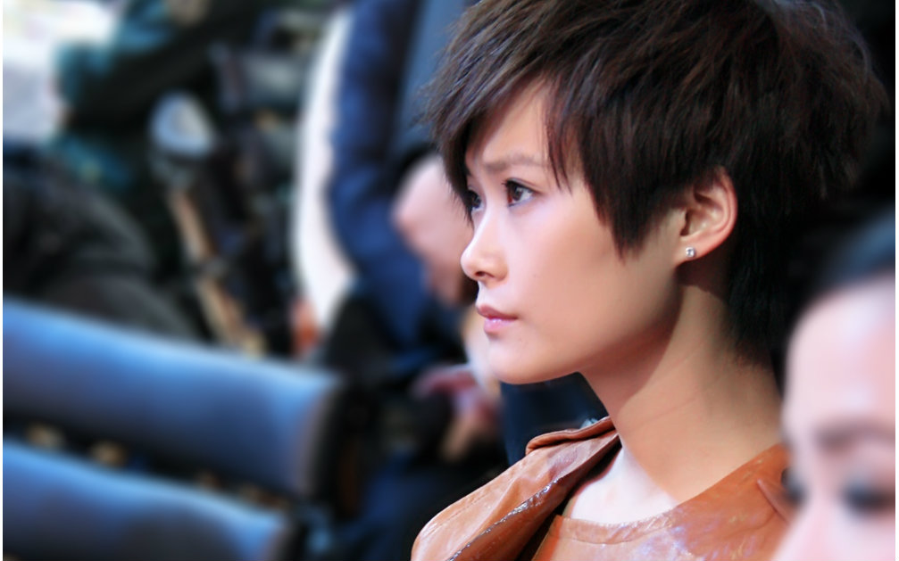 【李宇春】2011电影频道《首映》相信爱新年慈善晚会