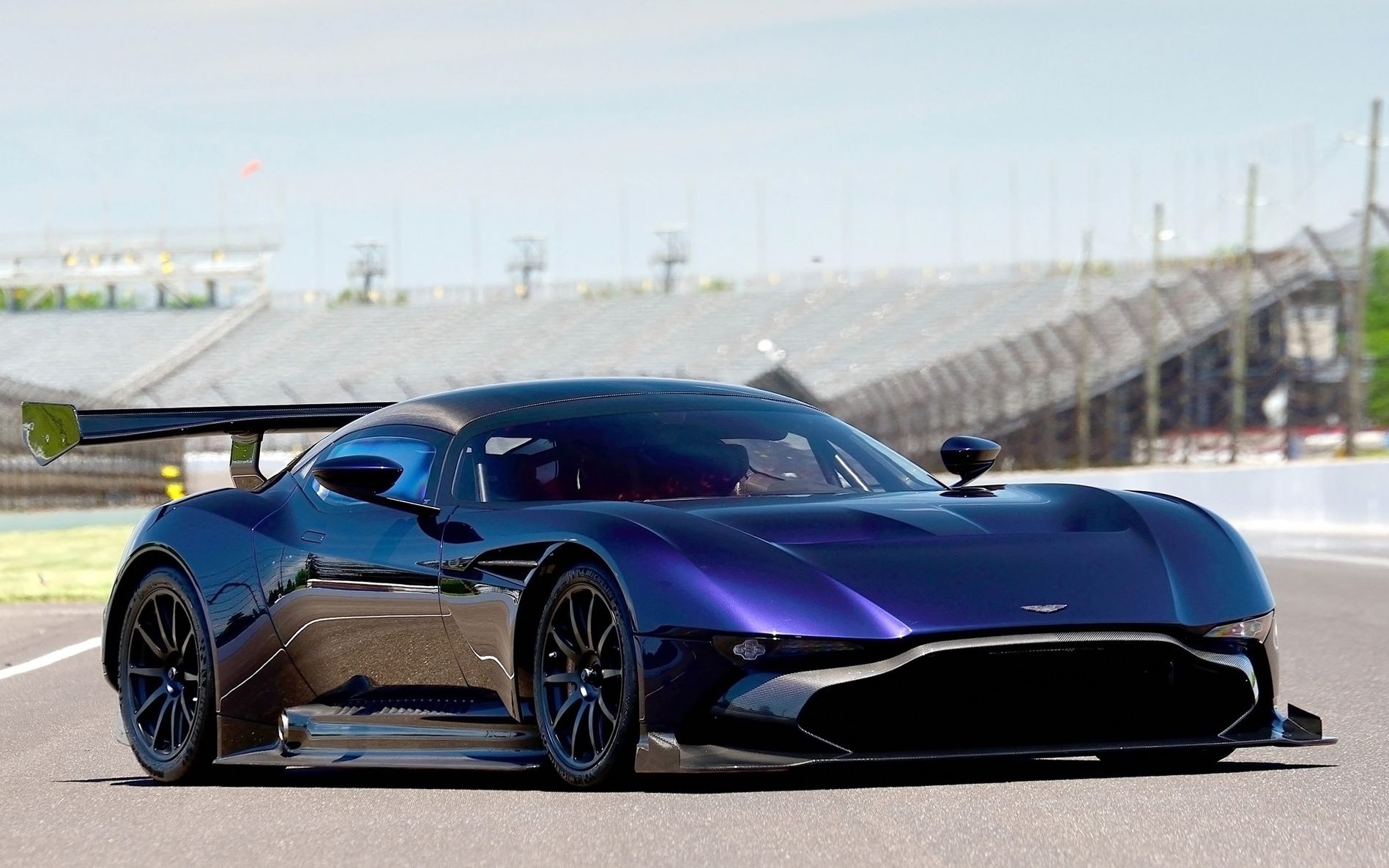 搬运陆地上唯一合法上路astonmartinvulcan终极版one77超跑陆地飞行器