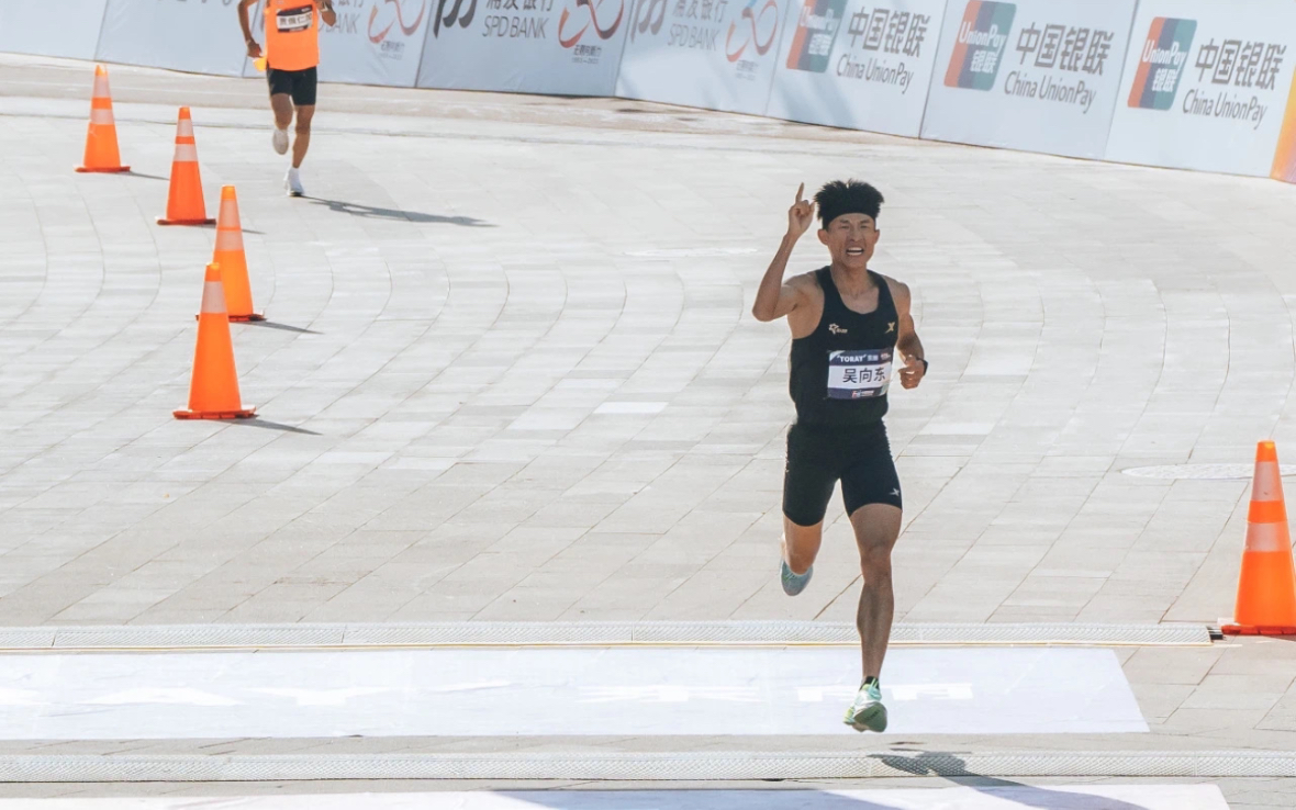 2023年上海马拉松中国男子吴向东夺冠瞬间