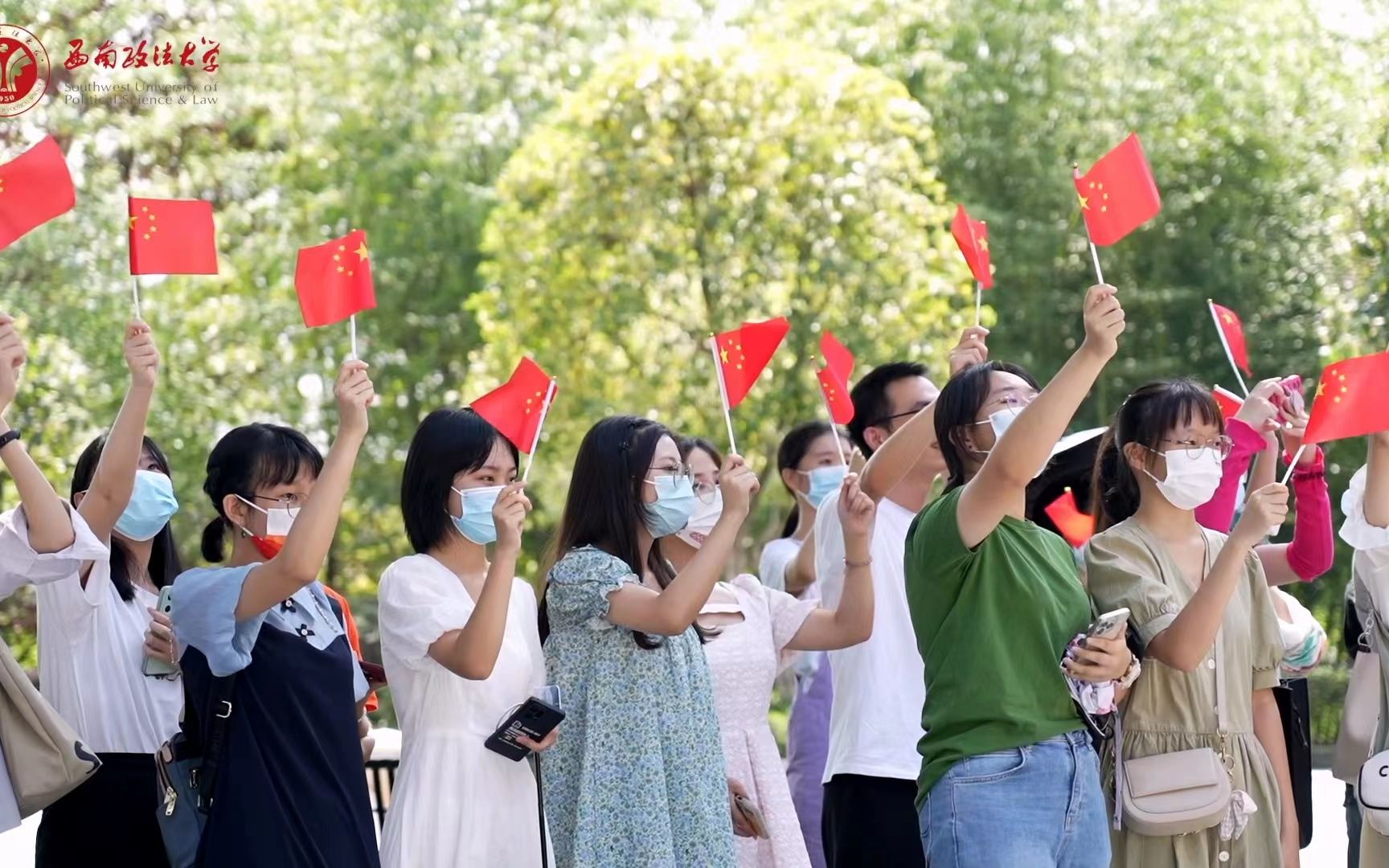 升旗仪式、快闪、学术成果展……西政人国庆假期第一天活动满满哔哩哔哩bilibili