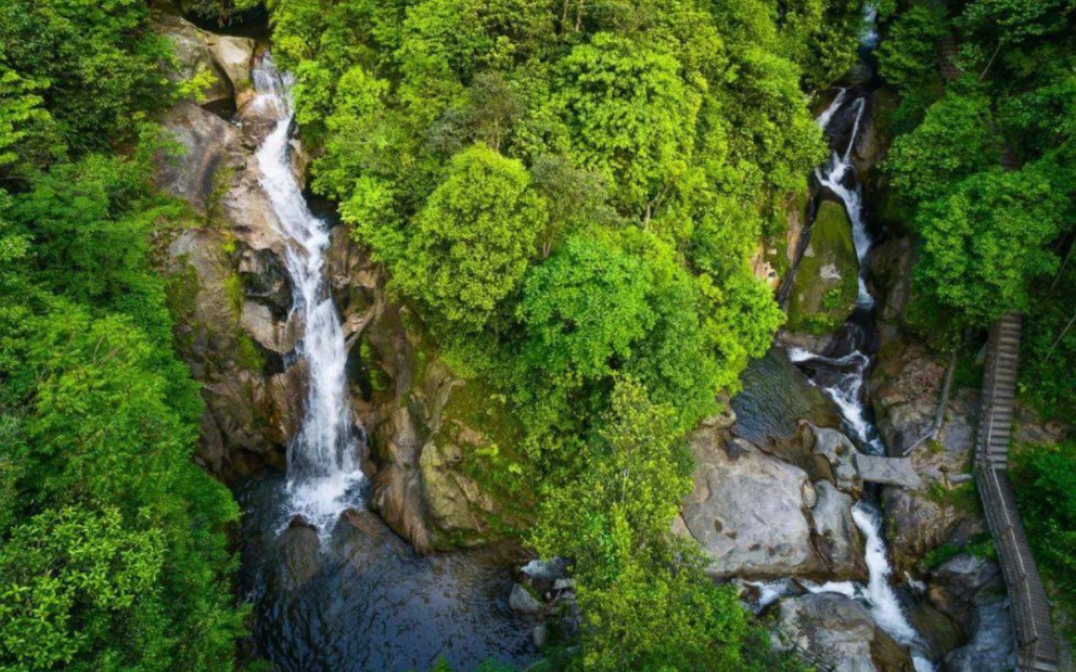 金竹瀑布景区位于江西省抚州市乐安县南部金竹畲族乡,荣获过"江西百景