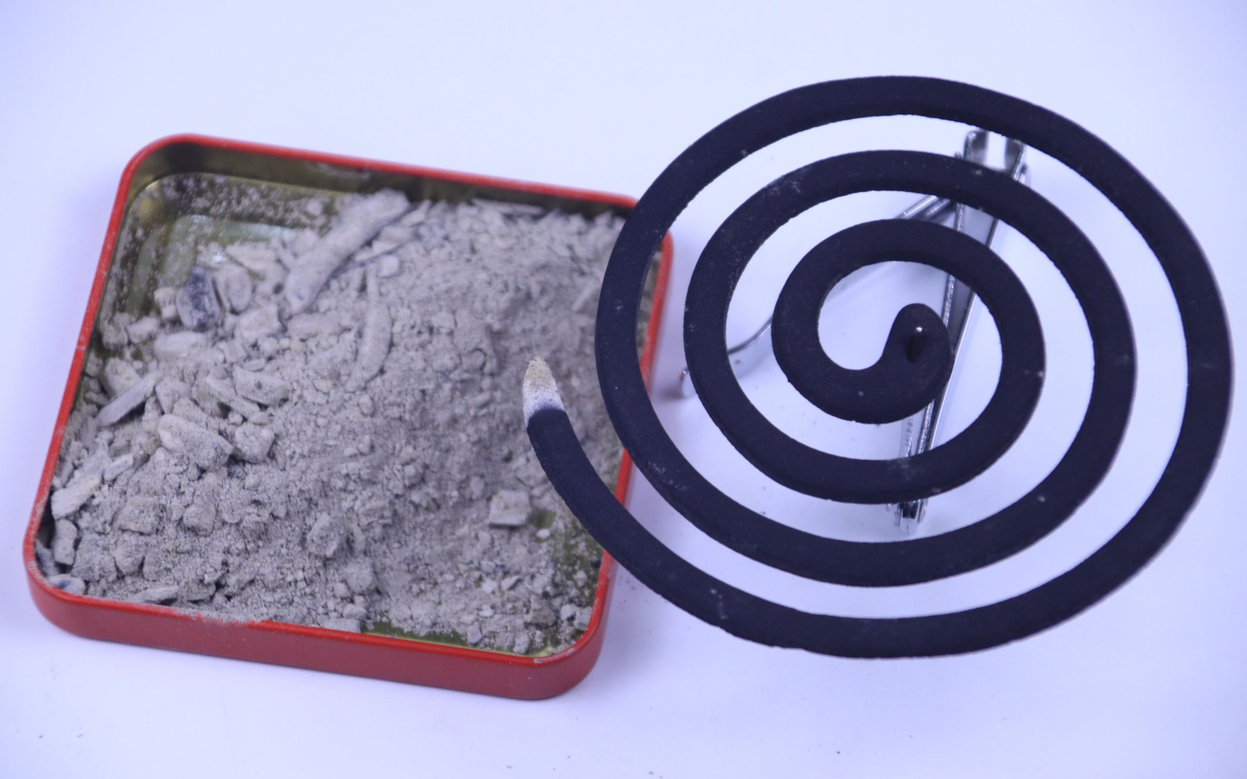 蚊香灰可是个宝,倒掉太可惜了,它的这些妙用,家家户户都用得上