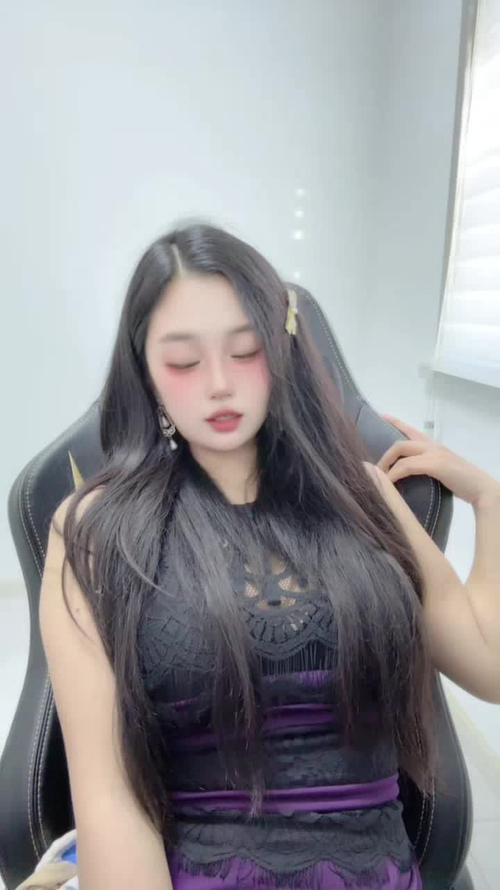 姐姐手在忙什么