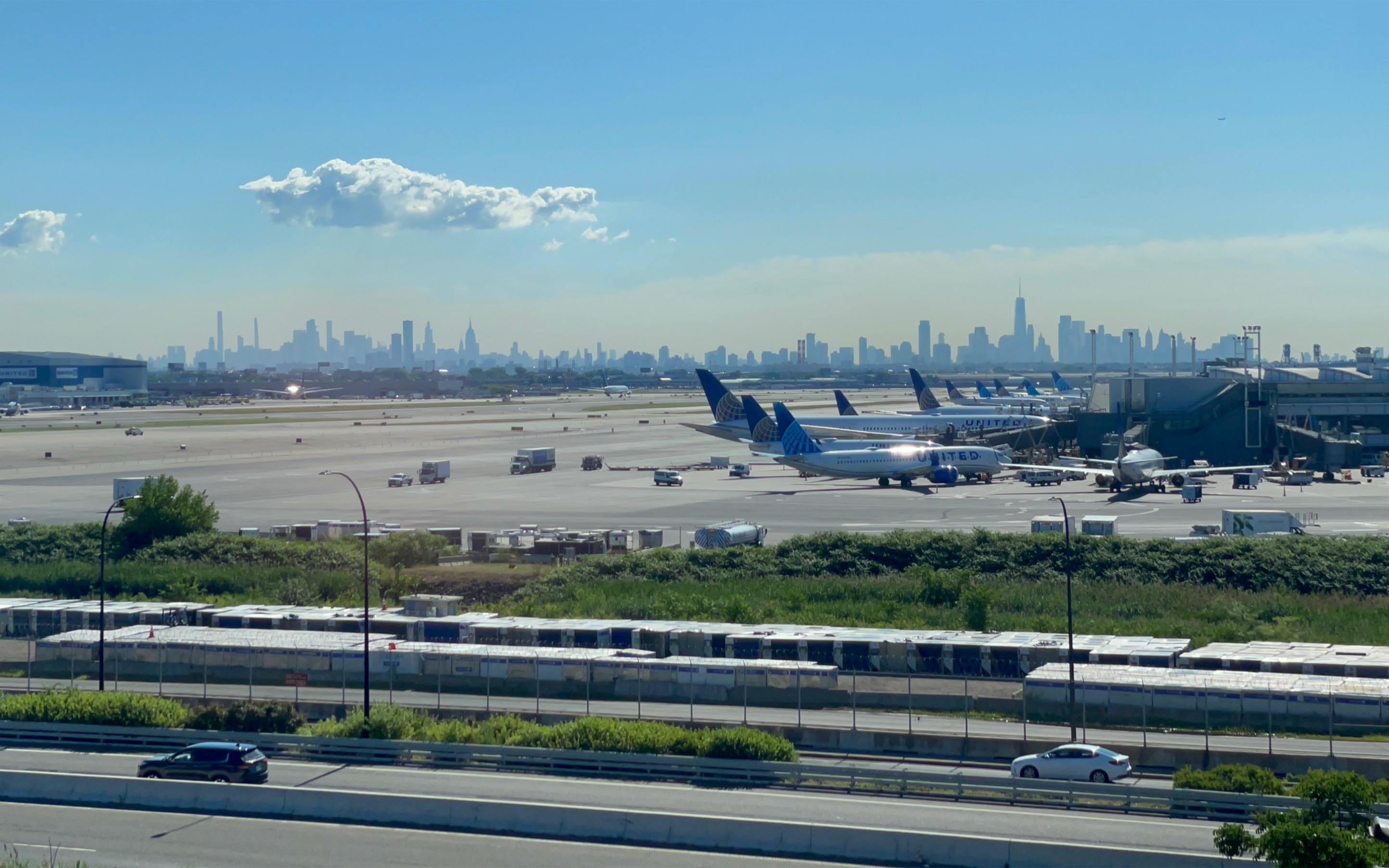 20220629纽瓦克机场airtrain运行中可见纽约天际线