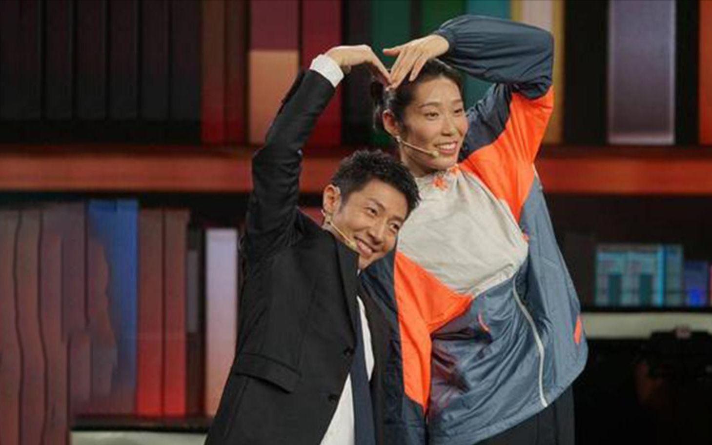 撒贝宁与姚明朱婷同台名场面,小撒全程仰着脸,每秒都是身高暴击