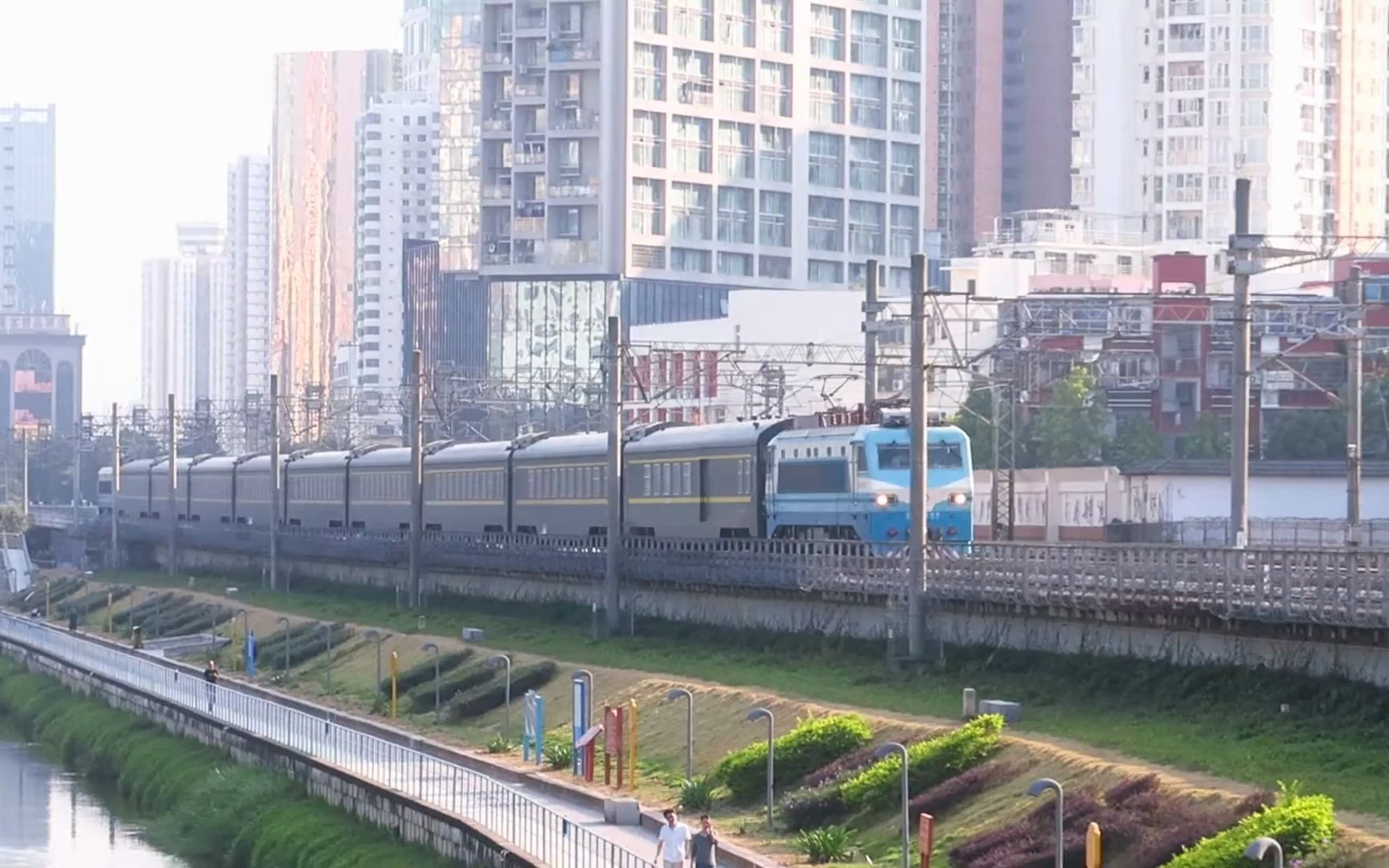 库存由扫把王和ss80157牵引的扫把动集z8006