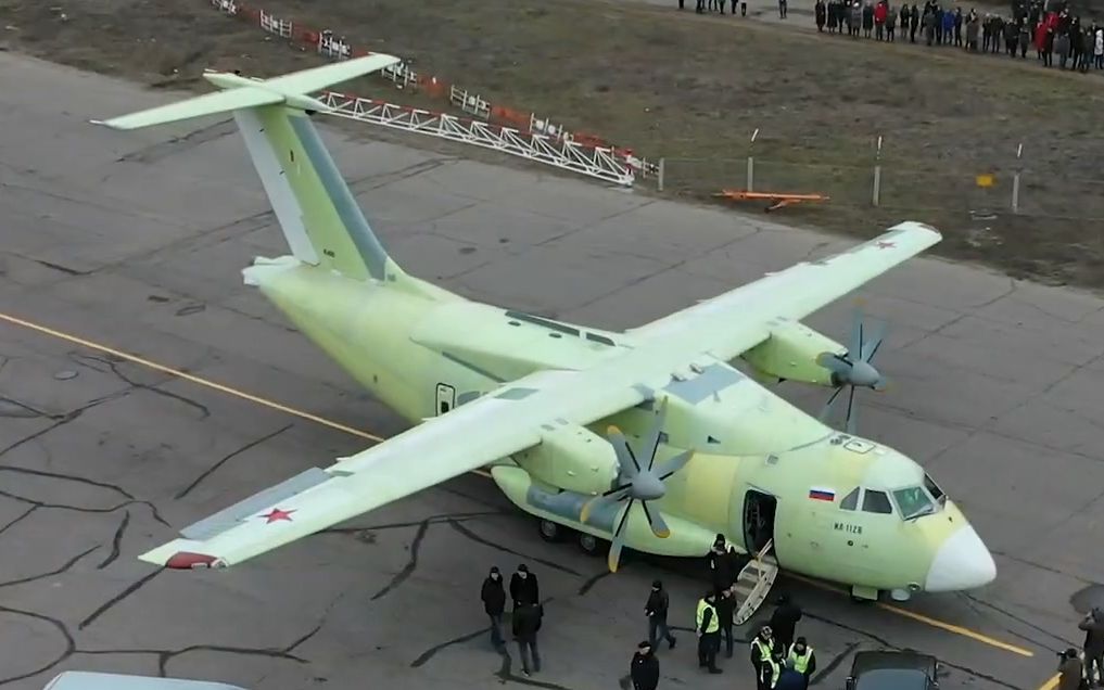 伊留申il-112v轻型军用运输机首飞独特镜头