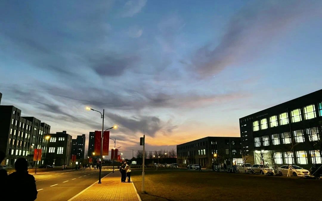 辽宁传媒学院北校区的夜景,高级感直接拉满,隔壁学校的同学看完表示太羡慕啦,谁懂啊!哔哩哔哩bilibili