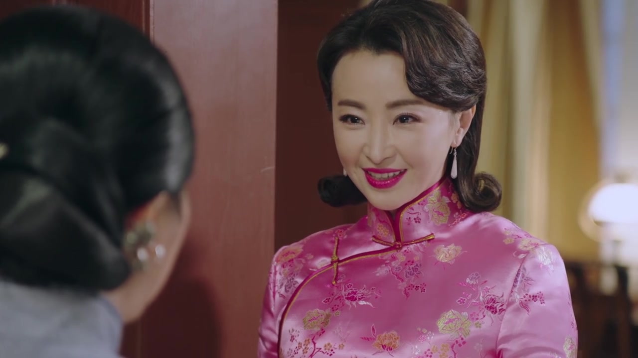 《密查》白牡丹秘密发电报时被蒋宝珍奶妈发现,为绝后患,白牡丹诱奶妈