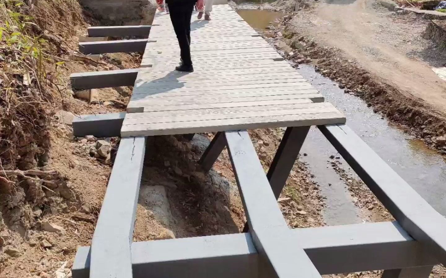 广东乡村景区栈道栏杆地板,水泥仿木纹护栏铺板施工现场实拍