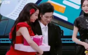 Download Video: 【华晨宇关晓彤】童话兄妹‖哥的礼物好显眼呀