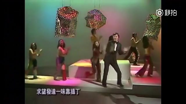 [图]1974-80年代中后期，从1974年许冠杰的《鬼马双星》和仙杜拉的《啼笑姻缘》揭开现代香港流行音乐的新一页，随后进入电视剧歌曲风行的时代，再到谭张争霸时代将香