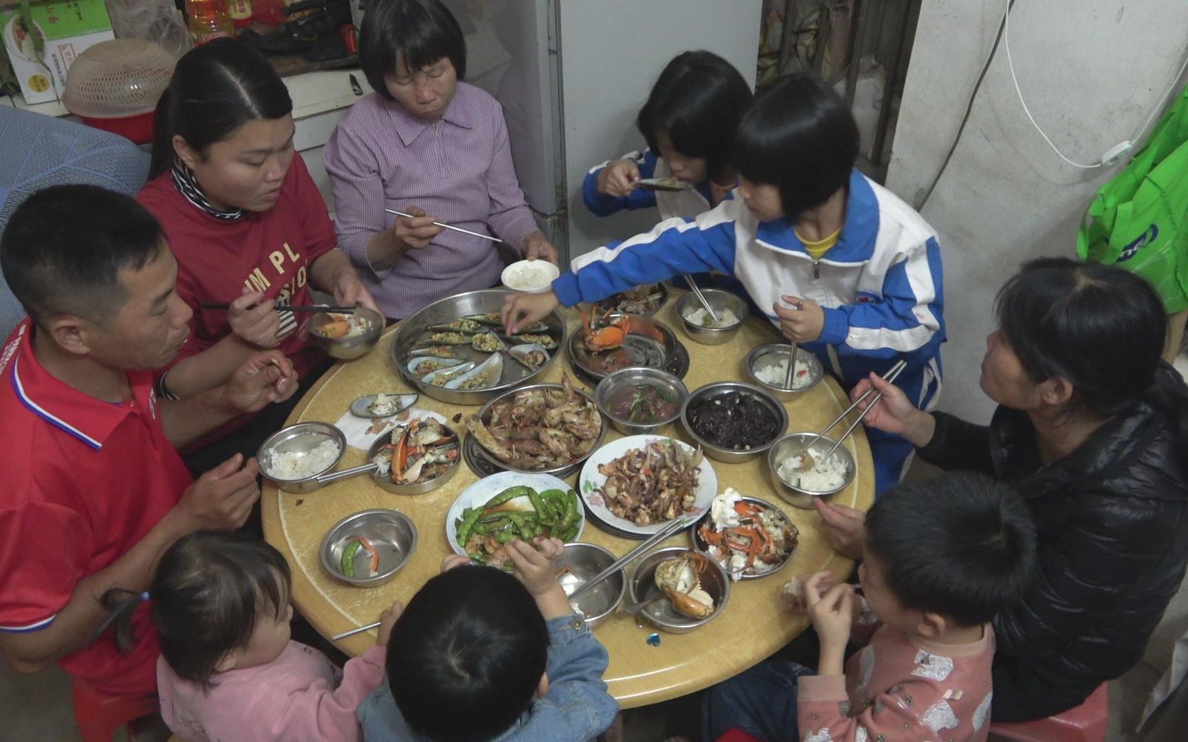 小池做一顿超棒的海鲜大餐,椒盐皮皮虾、油焗大青蟹等,吃的干净哔哩哔哩bilibili