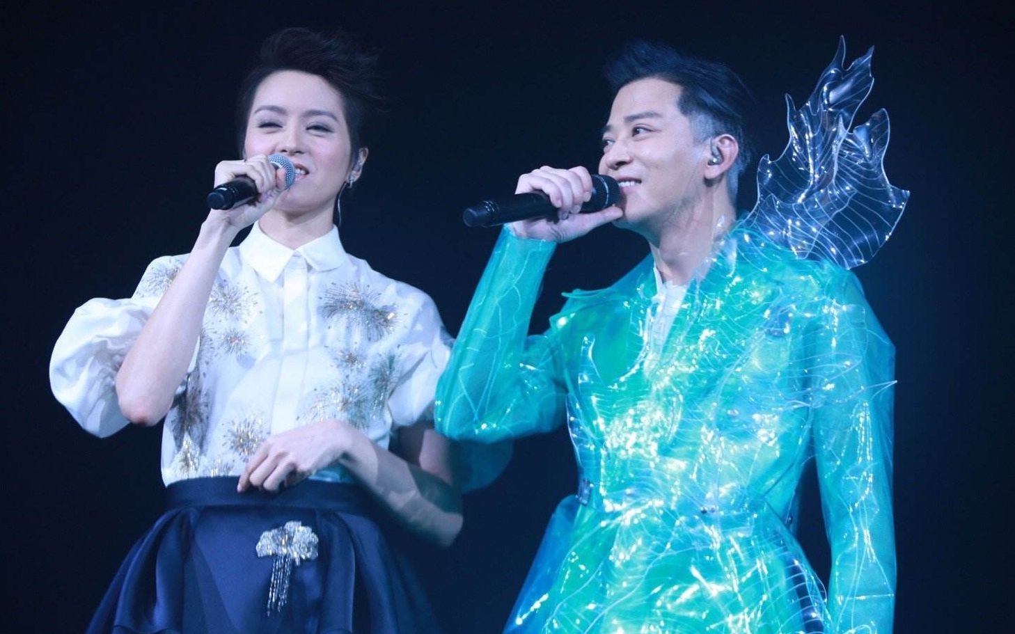 陈晓东梁咏琪演唱会现场,都是香港乐坛的老将,一开口就是那个味_哔哩