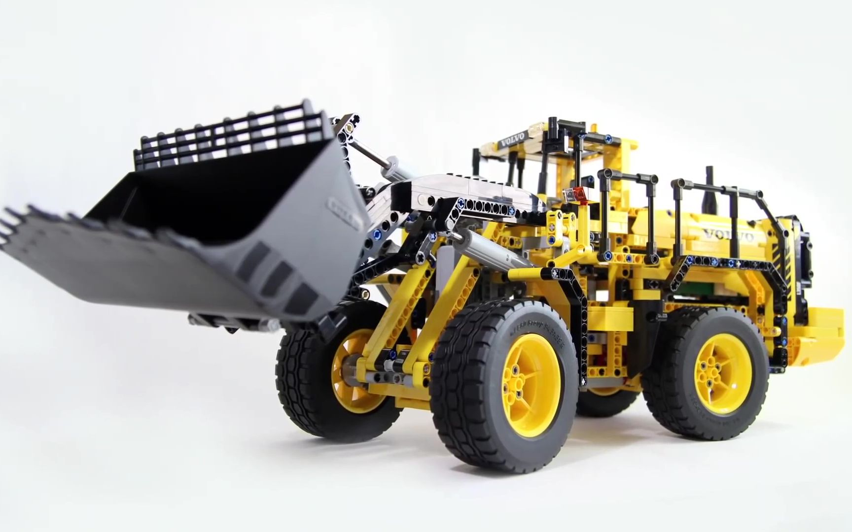 [brick builder] 乐高速拼 2014年科技组旗舰 42030 沃尔沃l350f轮式