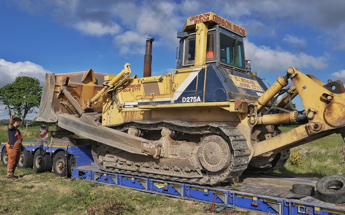 【4k60大件运输】奔驰阿克托斯8*4运走50吨的小松d275a推土机