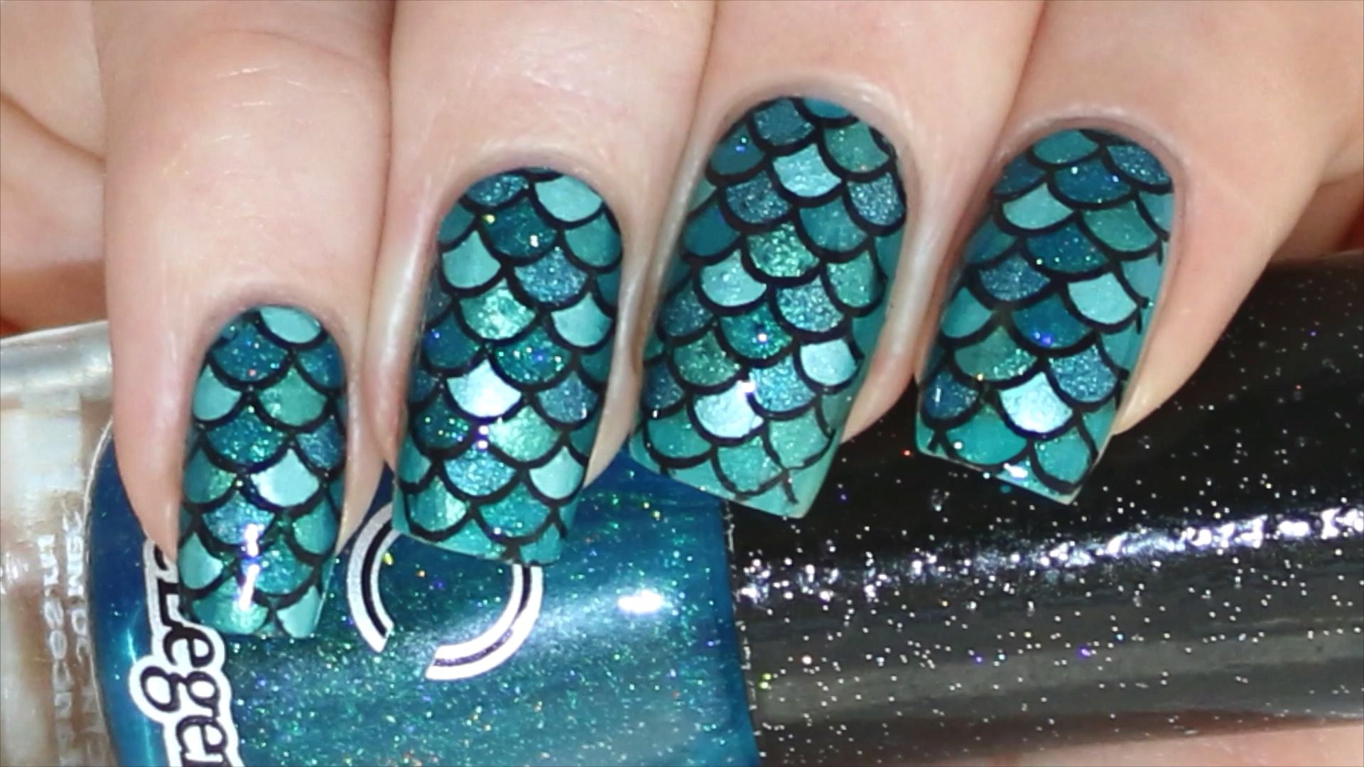 今天带来鱼鳞图案美甲教程