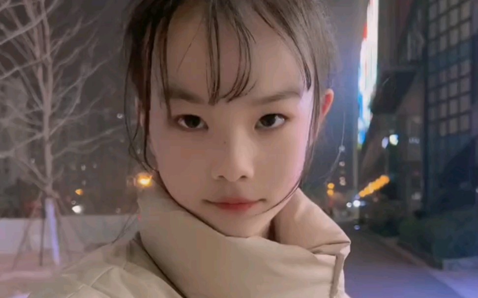 书瑶书涵:一学就会的踢毽舞,很适合冬天跳