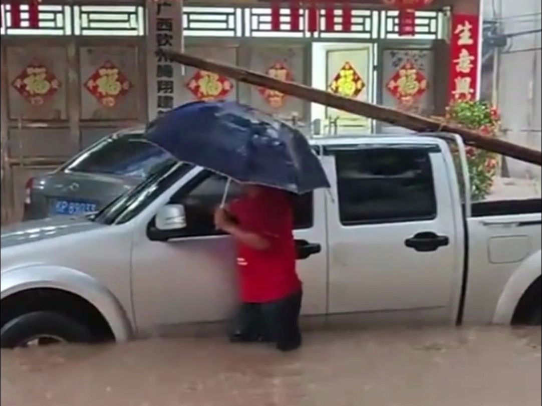 广西钦州强降雨致部分城区内涝:汽车积水路段艰难行进哔哩哔哩bilibili