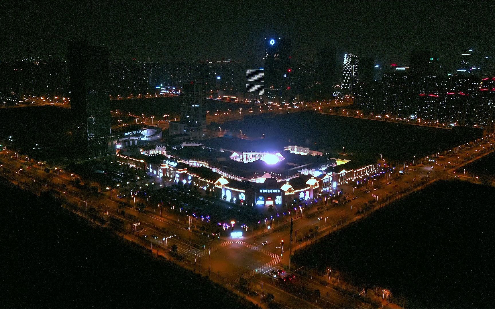 夜间航拍合肥滨湖首创奥特莱斯