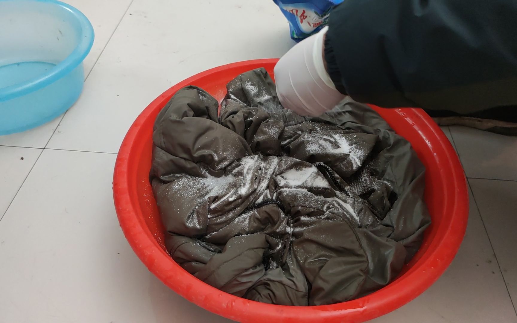 清洗羽绒服不用去干洗店了,教你一招,在家用手也能洗干净