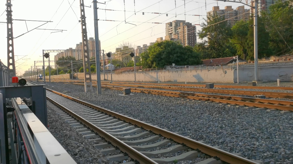 z212次列车通过水南庄道口,本务沈局沈段ss90006