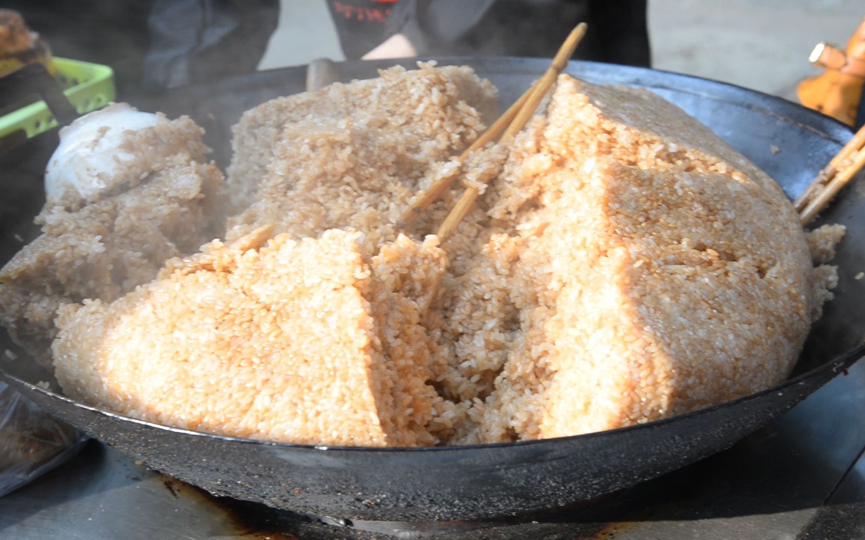 30年小摊坚持做老贵阳糯米饭:粒粒都有猪油香,食客大排长队哔哩哔哩bilibili