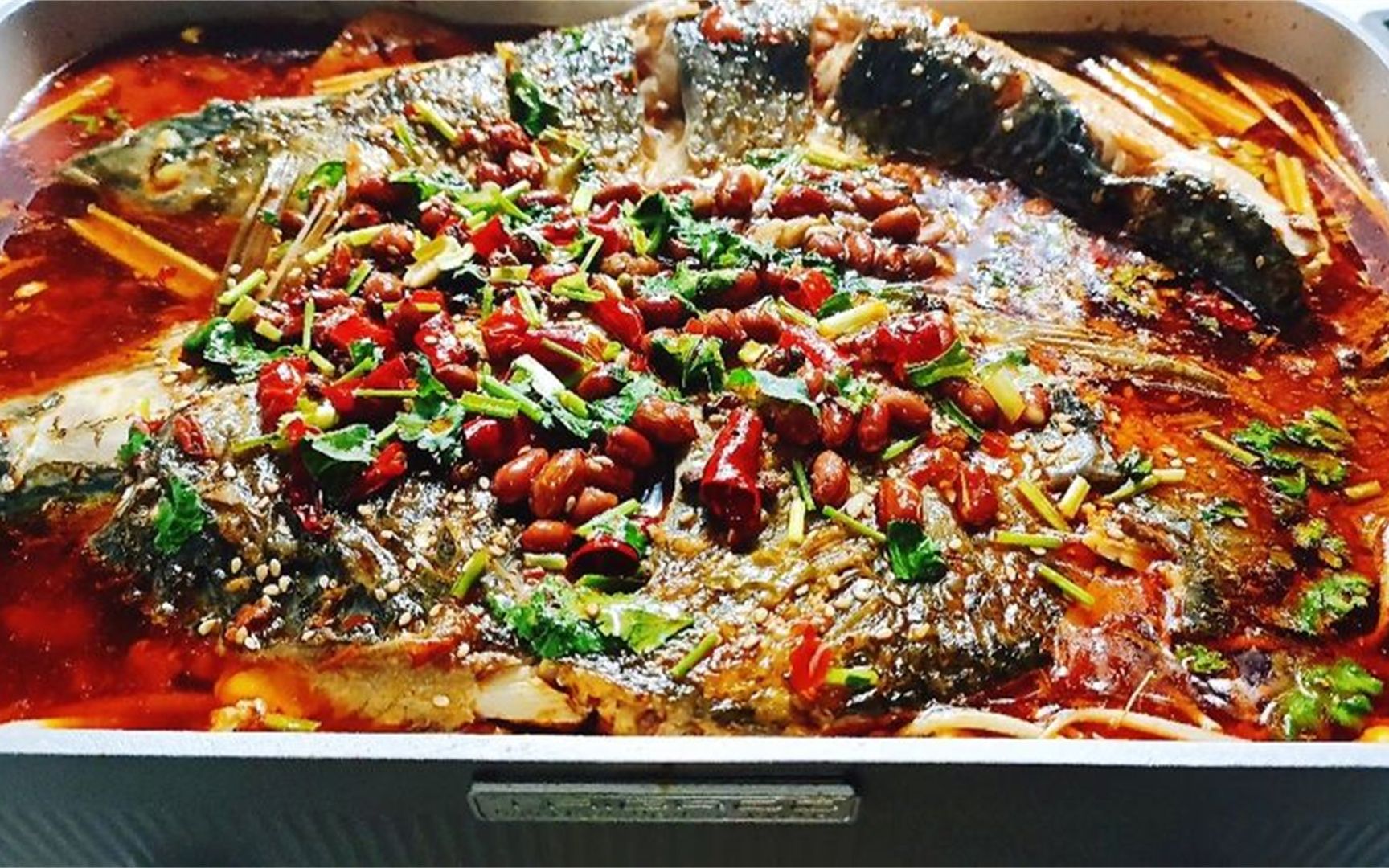 买了一条3斤多重的草鱼做家庭秘制烤鱼香辣过瘾越吃越想吃