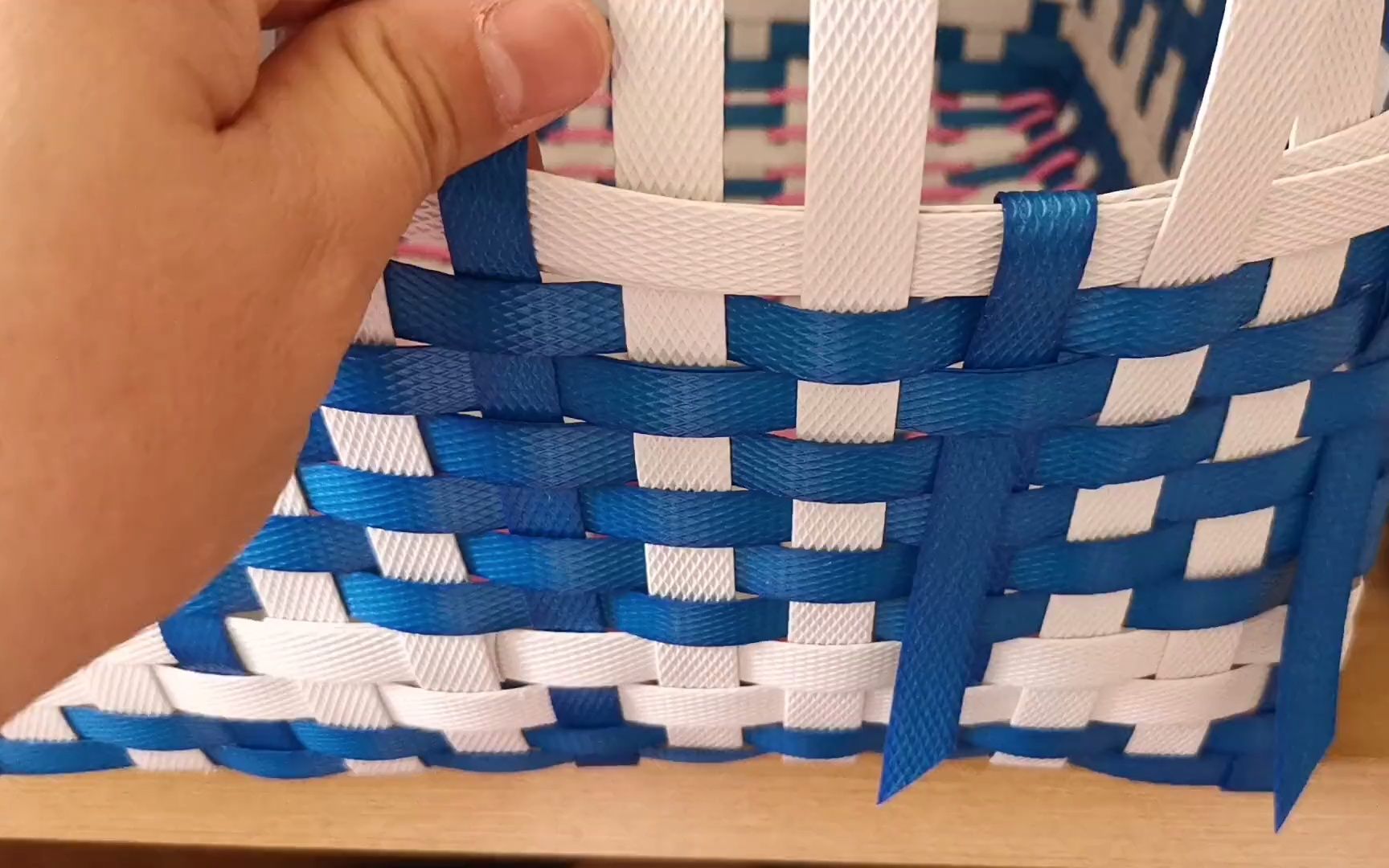 小提篮结尾收口编织方法,向里向外折叠两下,简简单单又好学