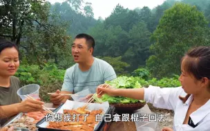 下载视频: 桃子姐一家人难得清闲，体验在户外烤肉，一家人吃得满嘴流油