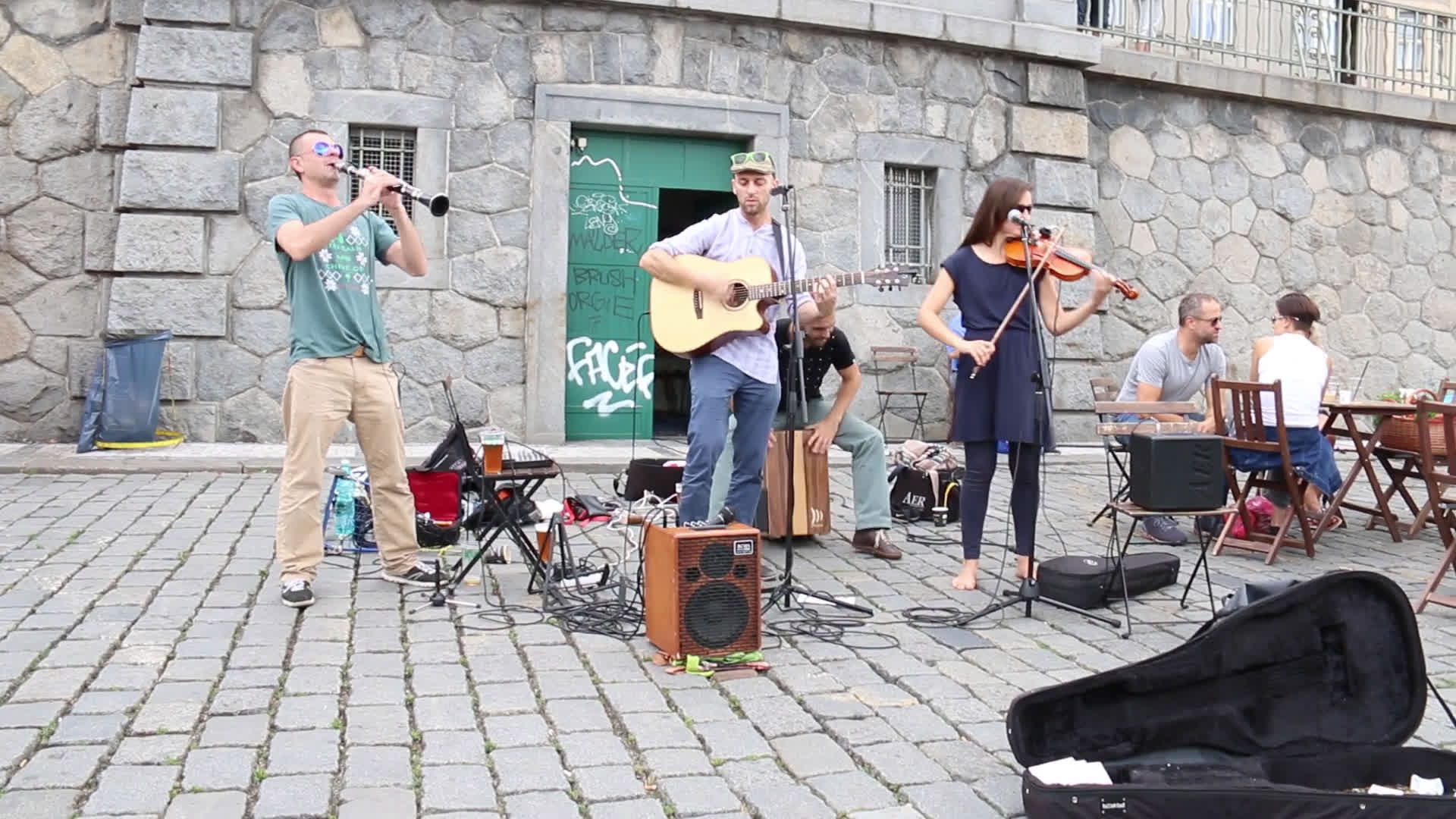 布拉格街头乐队演奏 呢呐呐呐 略魔性