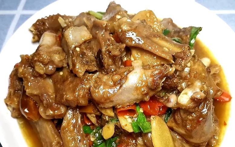 酸笋鸭翅的家常做法,口味真是一绝,软烂入味,越吃越想吃,太解馋