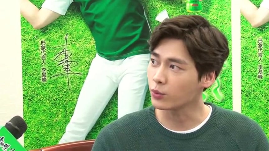 热心市民李先生李易峰街头遇夫妻吵架耐心劝架