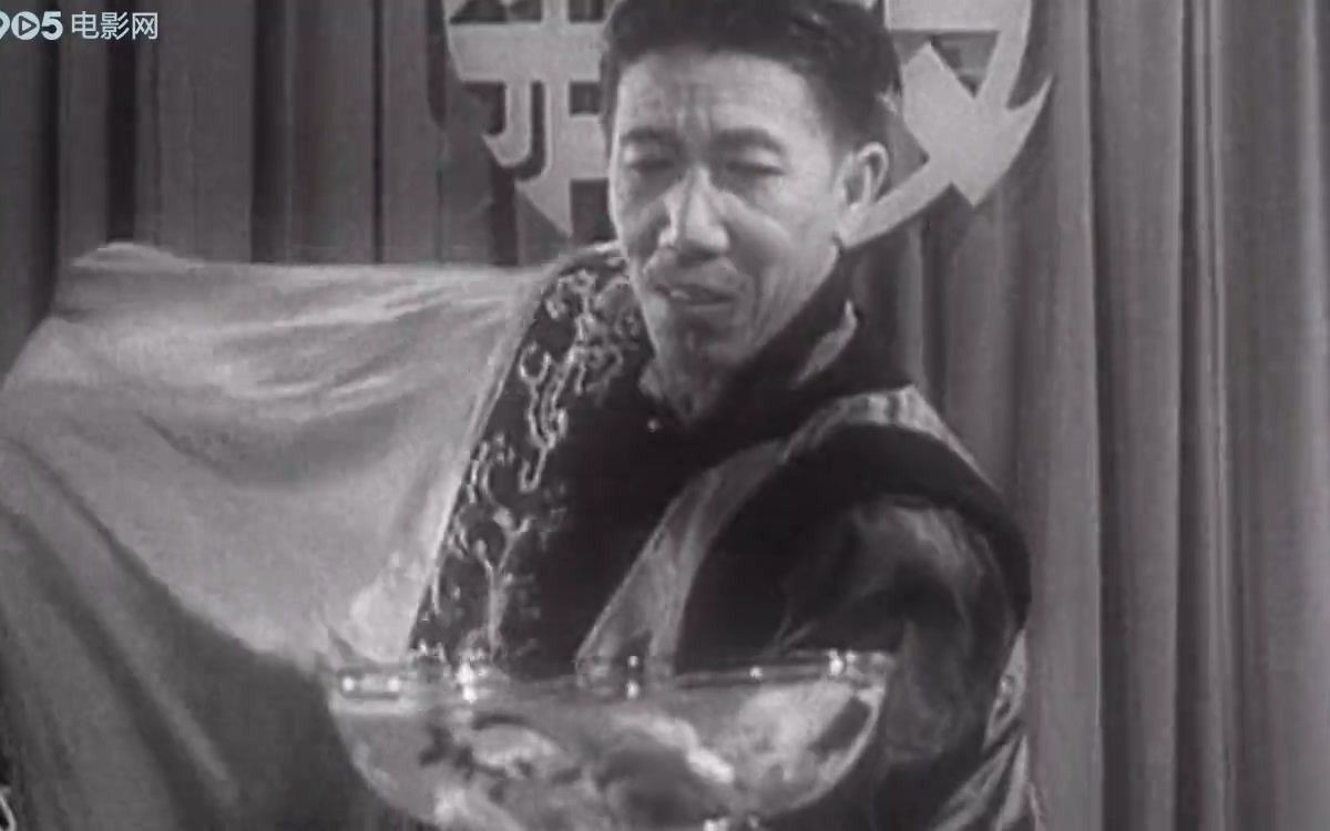 [图]1956年中国杂技团复制朱连魁（Ching Ling Foo）的“大碗飞水”魔术表演