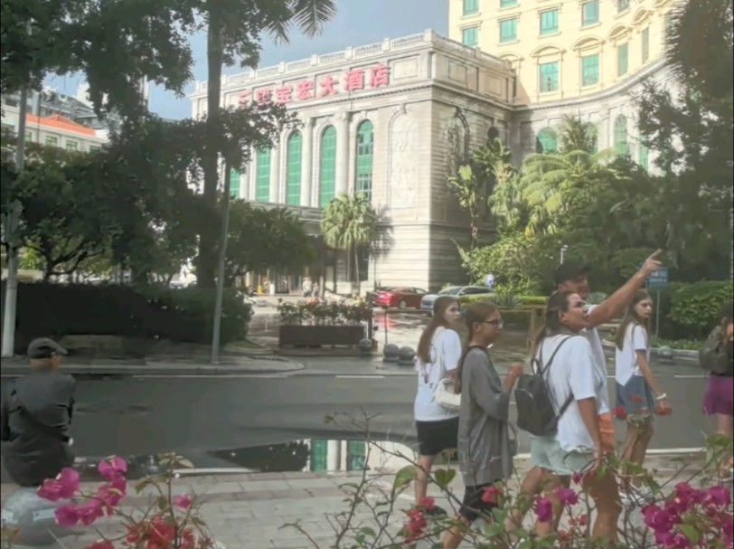 三亚变天太快了,下午四点半之前急雨连连,各路段告急,中小学停课,此时出了太阳,住在酒店外宾也开始出来活动.#台风 潭美余波#三亚宝宏尚海华廷...