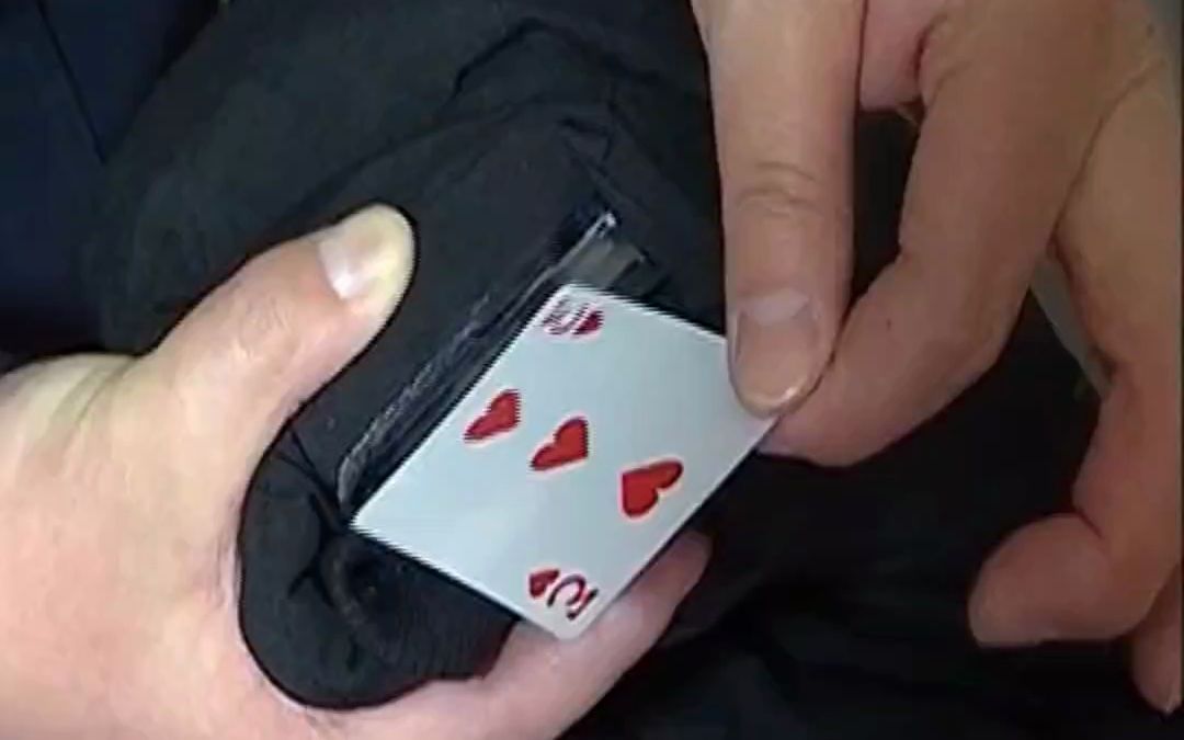 男子揭秘老千骗术,扑克牌往袖口一塞就换牌!看完你还敢随便赌吗?
