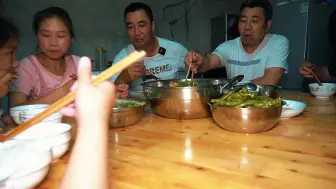 Descargar video: 老公提回6斤重草鱼，做一盆鲜锅鱼，麻辣鲜嫩，一家人吃得美滋滋