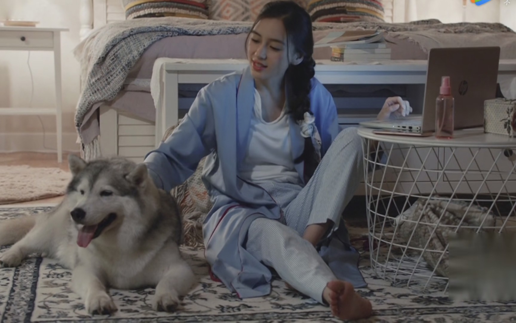 angelababy光脚撸二哈