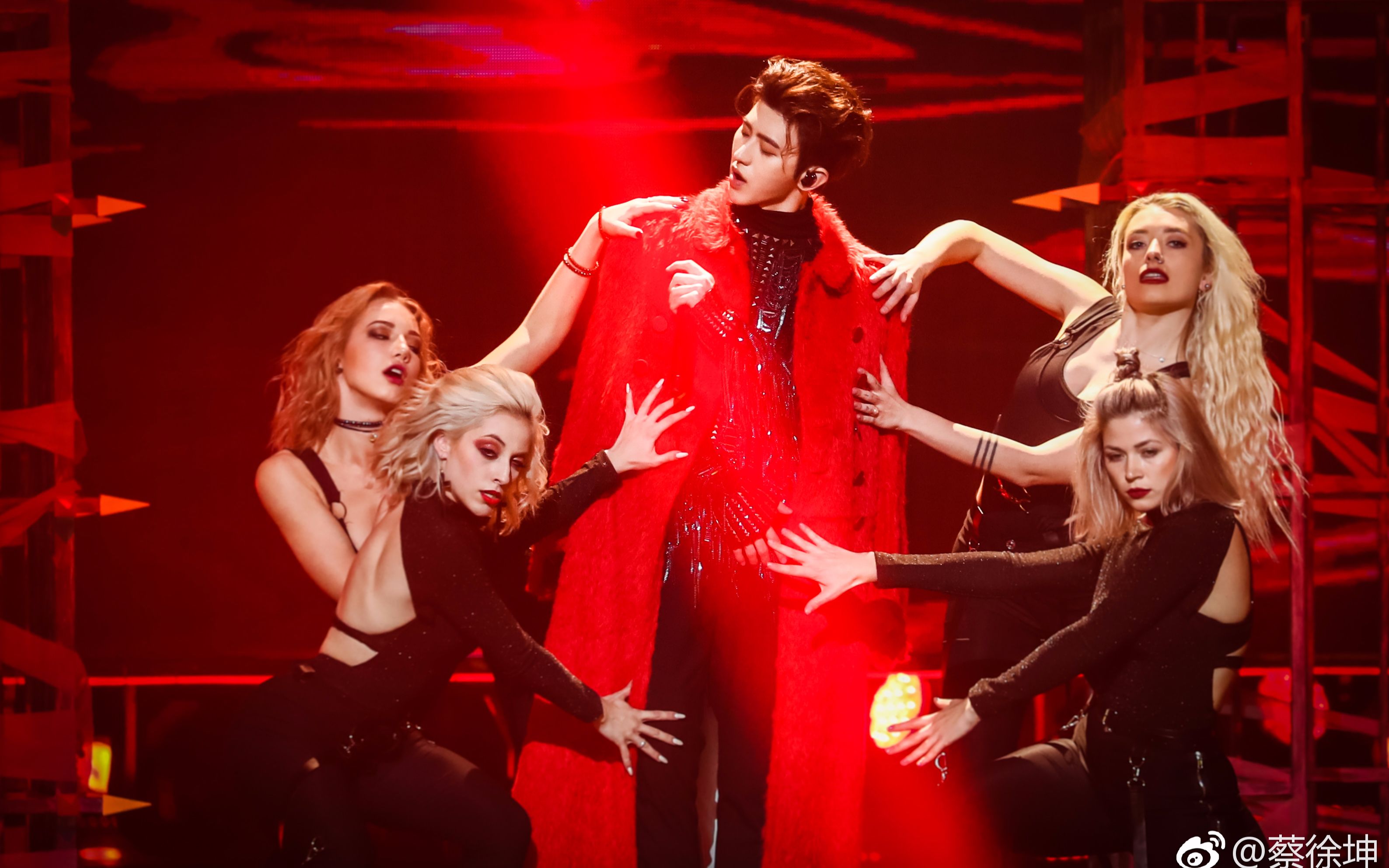 蔡徐坤第26届东方风云榜音乐盛典红毯舞台pullupwaitwaitwait