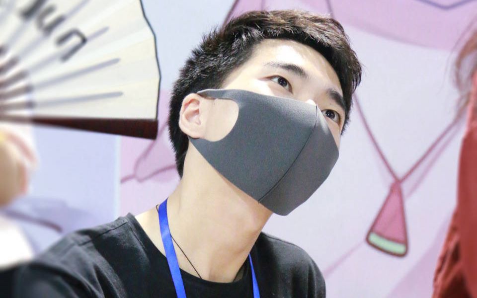 已然变成童话镇里身骑白马的少年,残酷月光下的惊鸿一面,默默在心里写