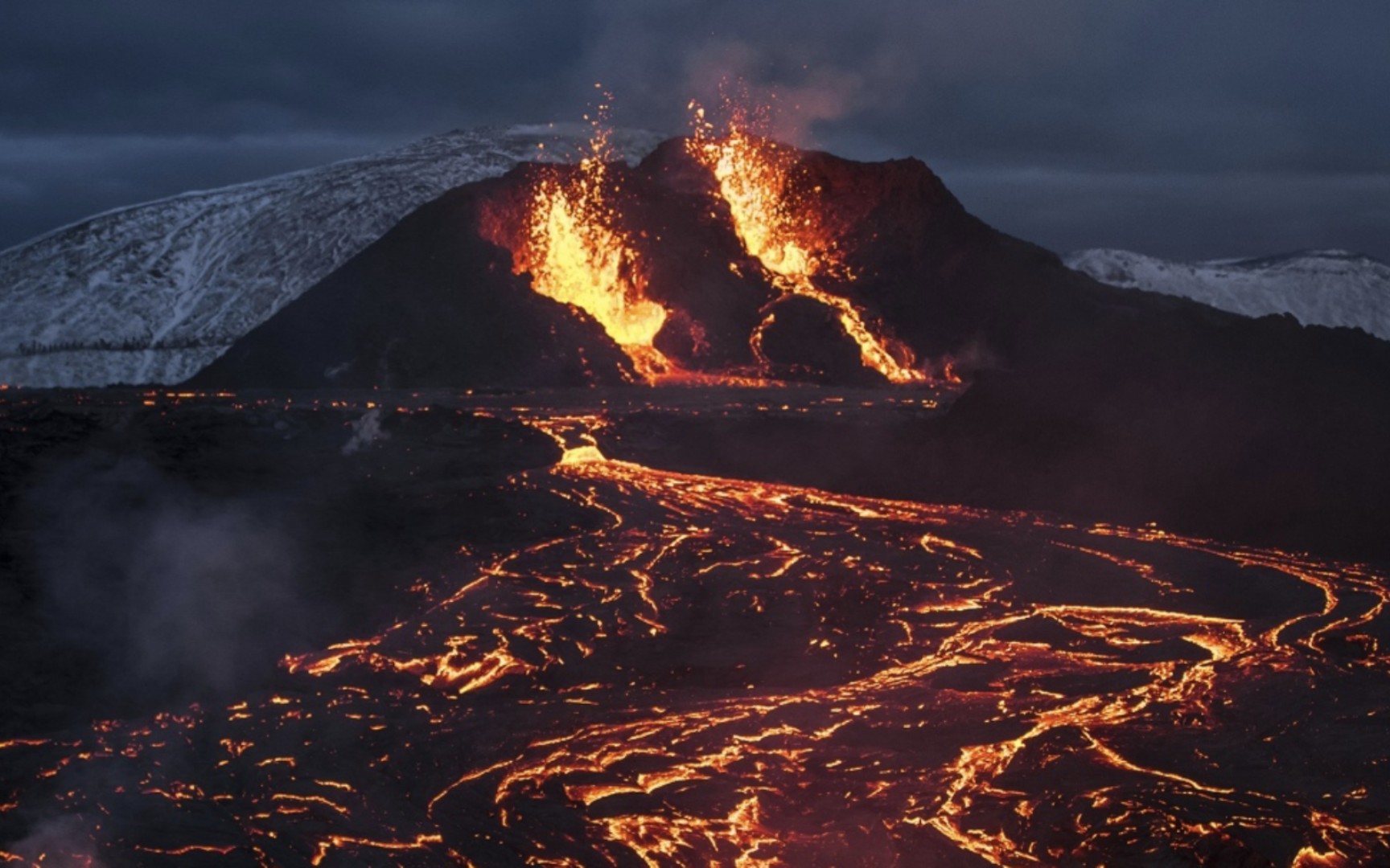 位于北大西洋中部的冰岛火山喷发