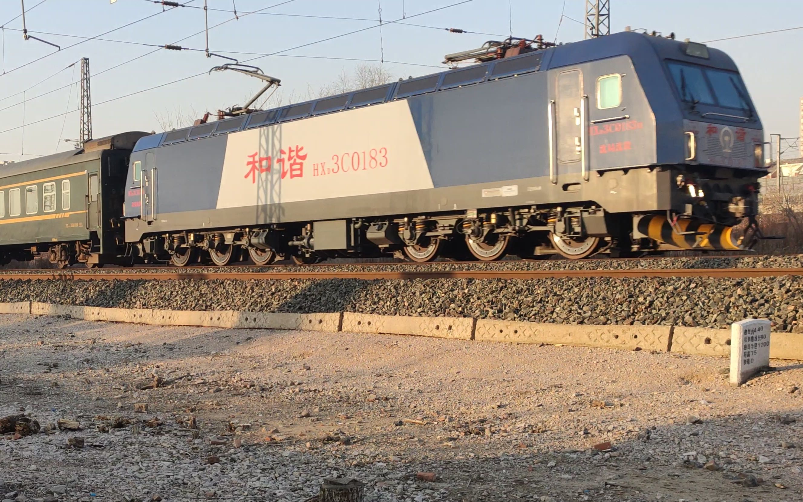 hxd3c0183牵引k2387通过天津站四号楼