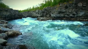 Video herunterladen: 汹涌的山河之声 | 1 小时流水声和白噪音助眠