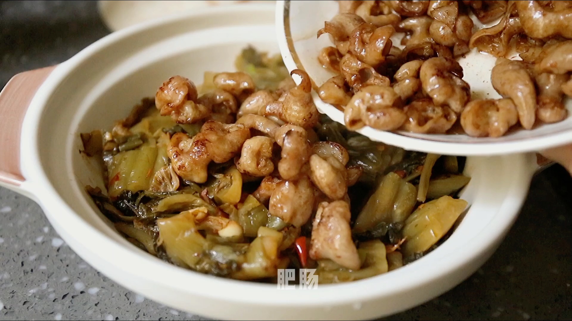 馋哭隔壁大爷的酸菜肥肠煲,开胃有嚼劲,下酒又下饭