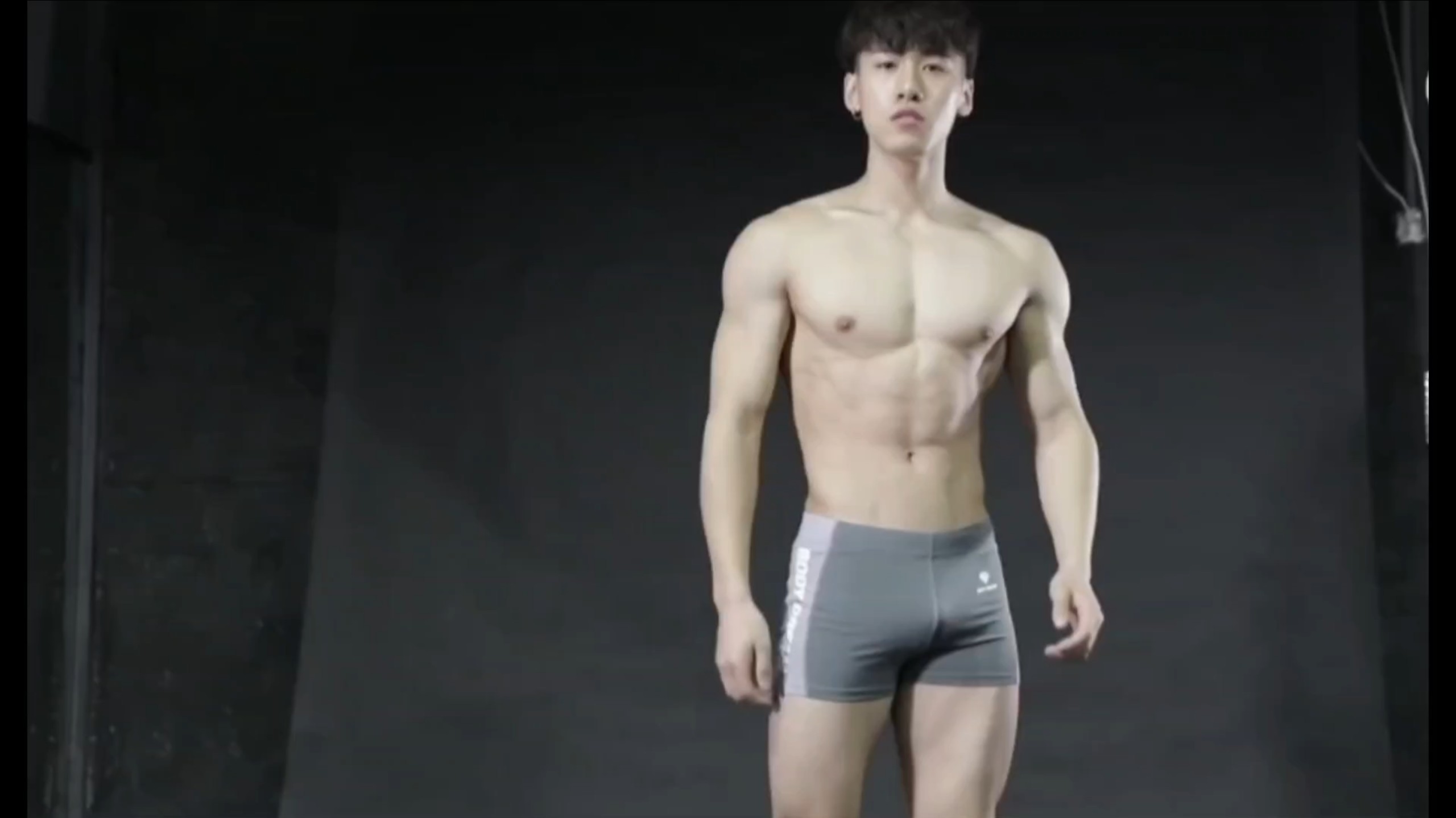 超有实力的肌肉帅哥张微笑