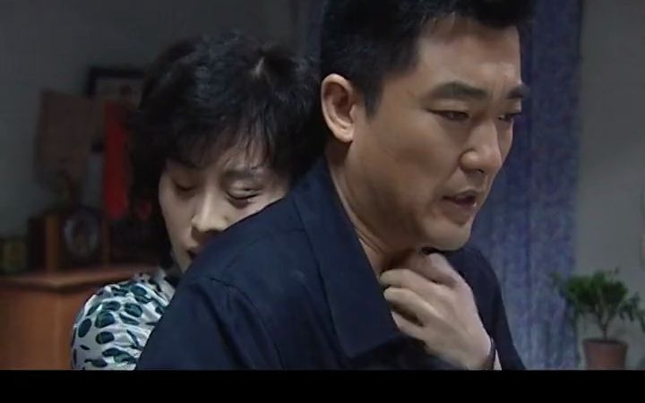 一颗颗眼泪都是爱:姑娘向大叔真情流露,谁料对方当场就把持不住