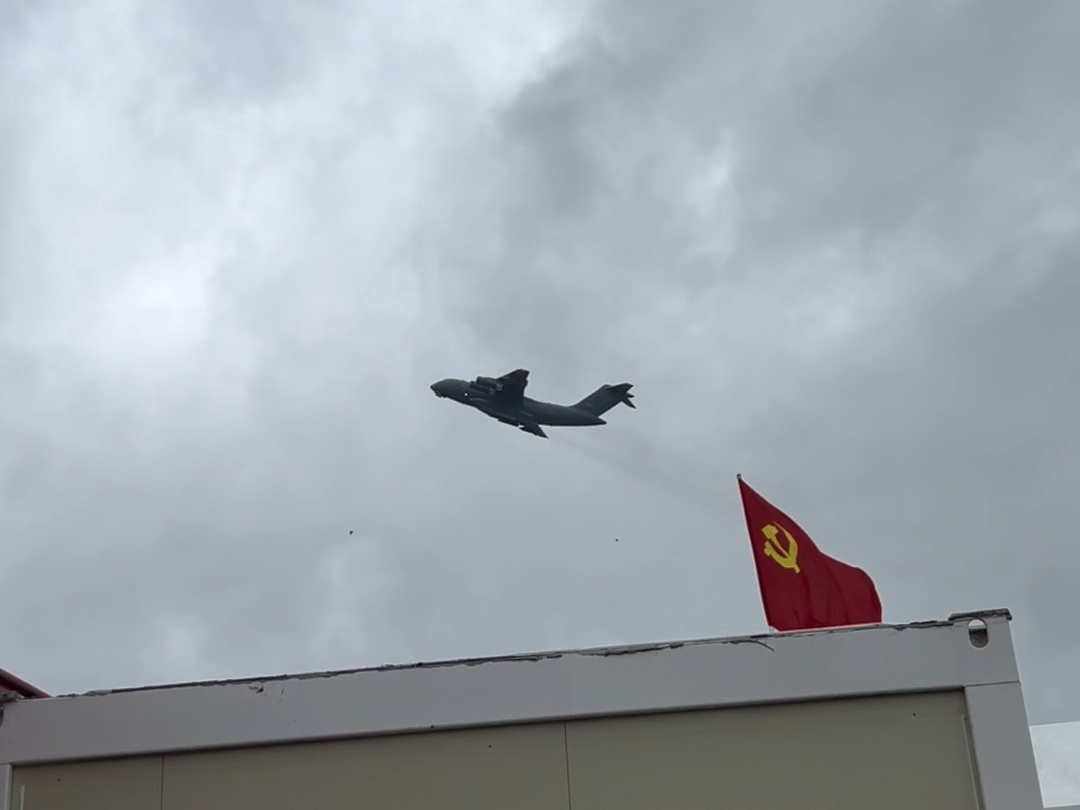 它从党旗起飞 从云层穿出