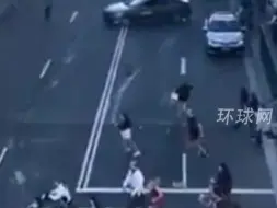 Télécharger la video: 现场画面曝光！悉尼一购物中心有人持刀行凶，已致6人遇难，有婴儿受伤