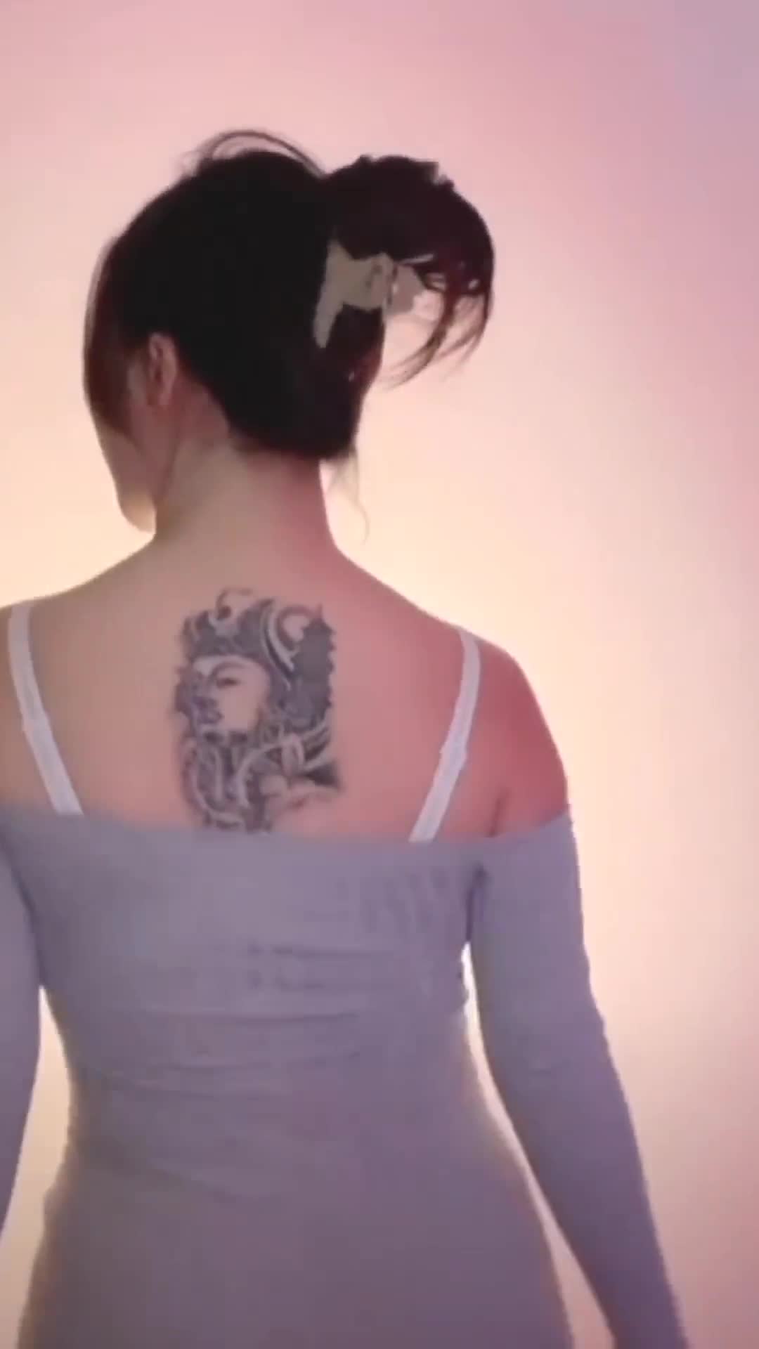 纹身背影图片女霸气图片